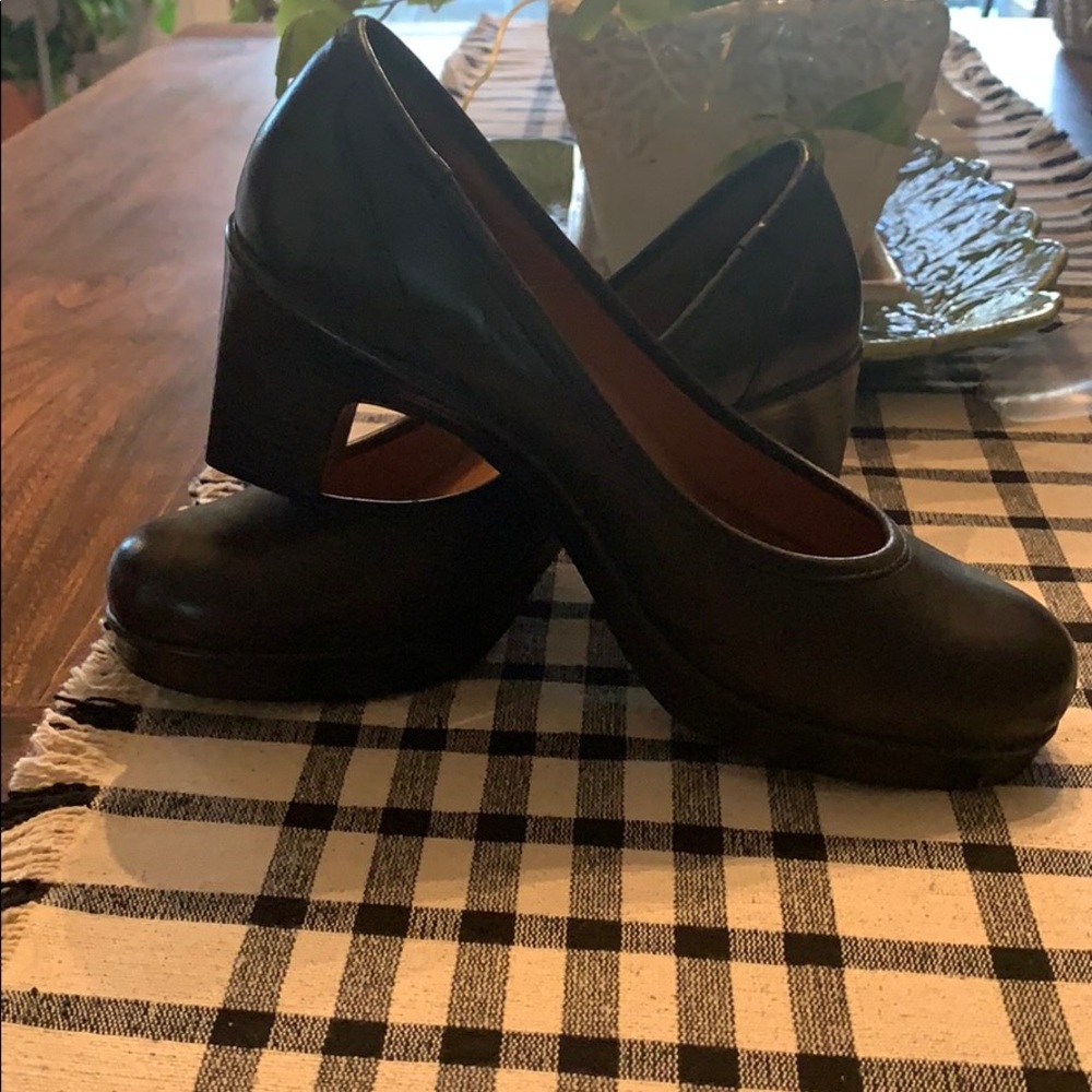 Black pumps.....Beautiful!